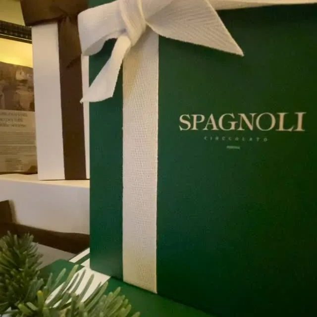Buone feste a chi sempre ci stima e rispetta 😊 che possiate ricevere tutto il nostro affetto 😘 #xmastheme #tuscanystyle